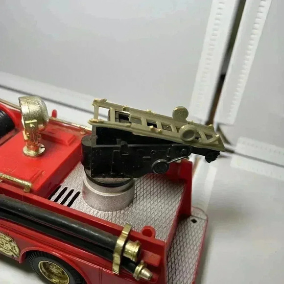 New Bright 1980 Battery Operated Fire Engine Bump N Go Action Works Tested - Picture 5 of 13